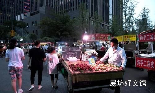地摊经济,地摊热潮,城管喊商贩来摆摊等刷爆网络,这样好吗