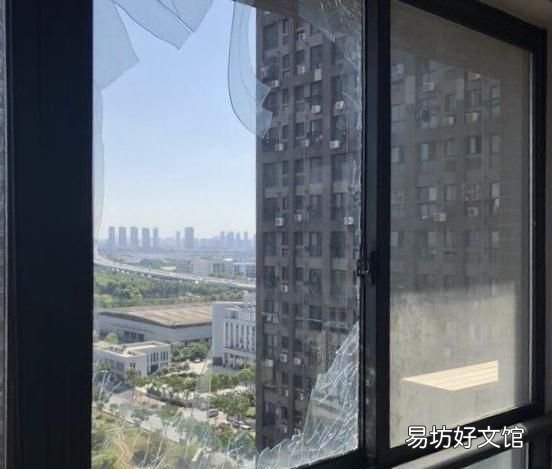 路边住宅,窗户玻璃有两种,一种是中空玻璃,另一种是单层12mm厚玻璃,选哪种