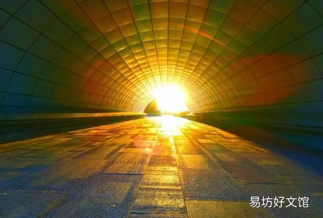 简爱和呼啸山庄的作者是什么关系:《简.爱》和《呼啸山庄》的作者