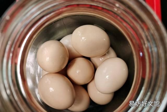 鸭蛋 腌鸡蛋出油最好的方法，鸡蛋腌制后为什么会出油？
