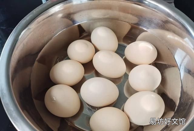 鸭蛋 腌鸡蛋出油最好的方法，鸡蛋腌制后为什么会出油？