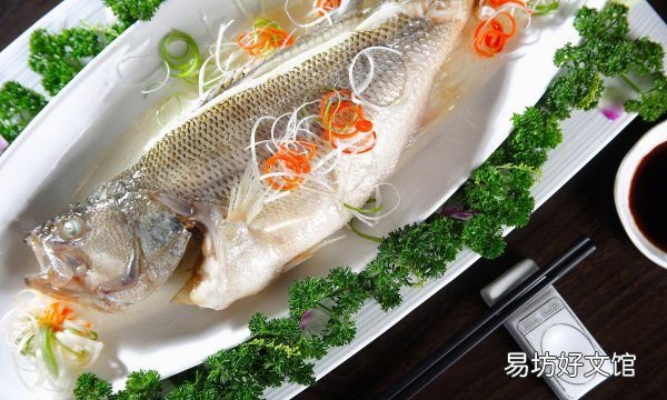 三文鱼和虹鳟鱼肉的区别，虹鳟鱼和三文鱼的区别哪一个贵