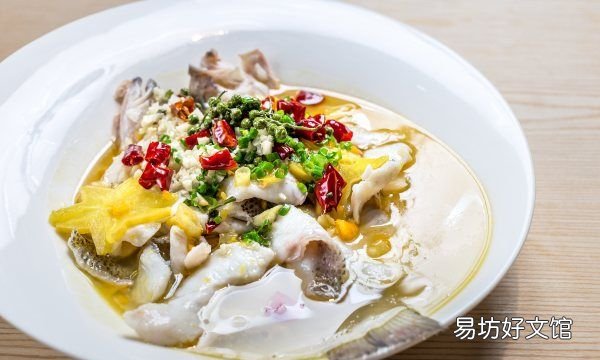 三文鱼和虹鳟鱼肉的区别，虹鳟鱼和三文鱼的区别哪一个贵