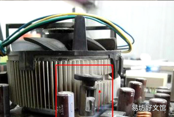 电脑主机风扇怎么拆,电脑主板上的风扇怎么拆下来