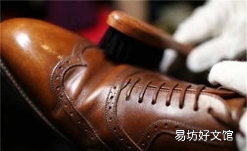 皮鞋穿久了表面难免会沾污渍，或掉皮，那么皮鞋该怎么保养呢？