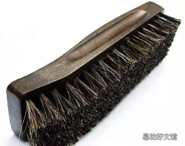 皮鞋穿久了表面难免会沾污渍，或掉皮，那么皮鞋该怎么保养呢？
