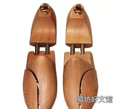 皮鞋穿久了表面难免会沾污渍，或掉皮，那么皮鞋该怎么保养呢？
