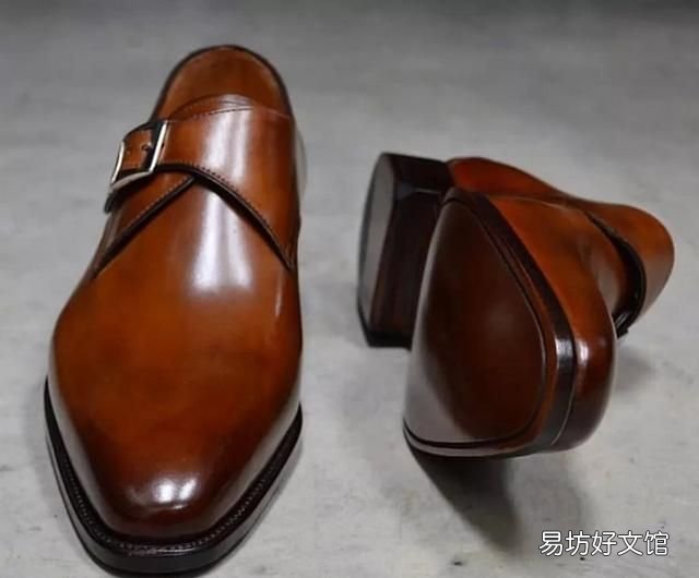 皮鞋穿久了表面难免会沾污渍，或掉皮，那么皮鞋该怎么保养呢？