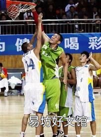 篮板多高 世界上有人能够站着就能够摸到篮板上沿,你信吗?