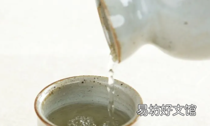 倒酒敲桌子什么意思,在给别人倒酒时候别人对你动手动脚怎么办