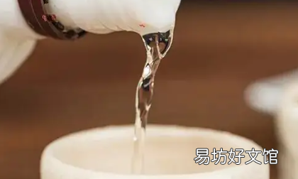 倒酒敲桌子什么意思,在给别人倒酒时候别人对你动手动脚怎么办