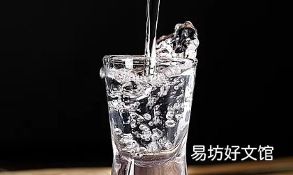 倒酒敲桌子什么意思,在给别人倒酒时候别人对你动手动脚怎么办