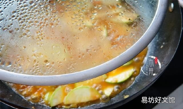 岁月流转，四季轮回，立秋当天吃西瓜，是传统的“咬秋”习俗