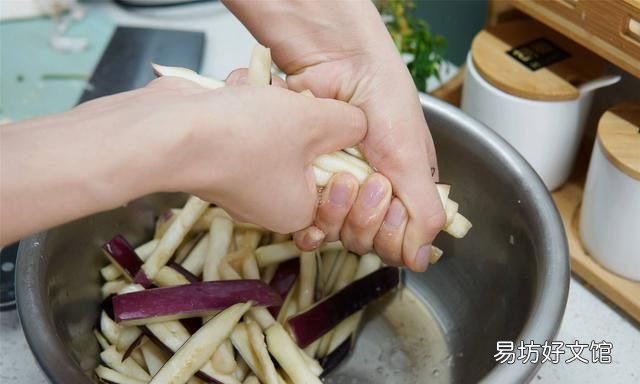 岁月流转，四季轮回，立秋当天吃西瓜，是传统的“咬秋”习俗
