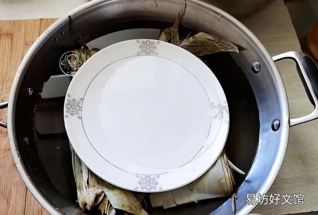 鲜肉粽子这么做,鲜香软糯油润不腻,农村老婆婆的详细做法教给您