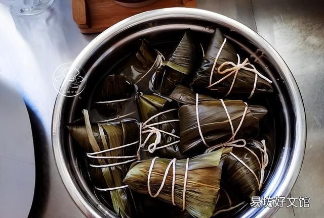 鲜肉粽子这么做,鲜香软糯油润不腻,农村老婆婆的详细做法教给您