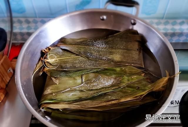 鲜肉粽子这么做,鲜香软糯油润不腻,农村老婆婆的详细做法教给您
