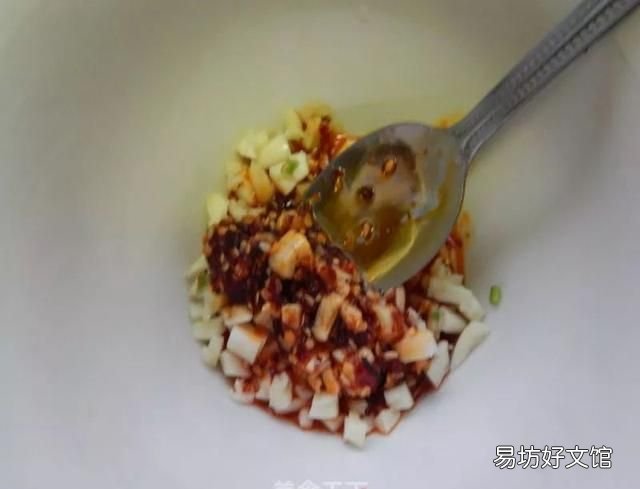 口水鸡：香喷喷的鸡肉