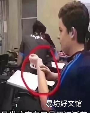 非洲小伙抽烟手势 各种比心手势拍照