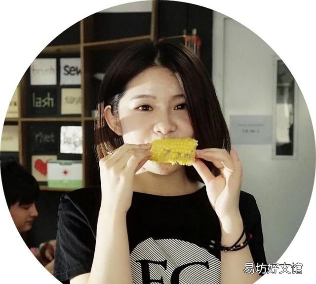 非洲小伙抽烟手势 各种比心手势拍照
