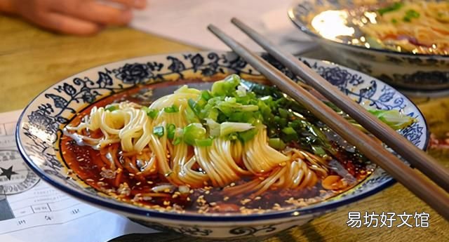 重庆特色美食，到重庆旅游，这12道当地特色美食不容错过，颠覆你的味蕾体验