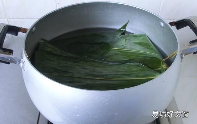 粽叶泡还是煮?牢记这“3步”,粽叶柔软又有韧性,不断裂不漏米
