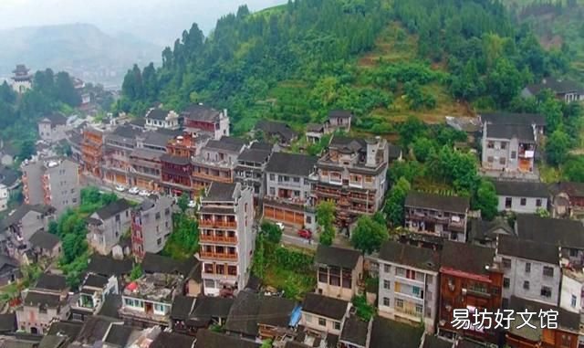 凤凰古城因为风景秀丽,所以有许多历史悠久的名胜古迹