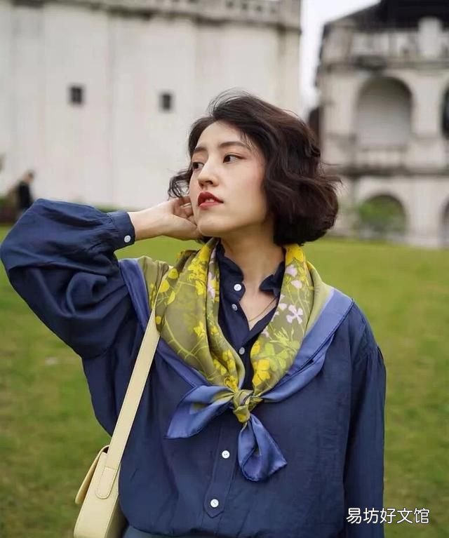 丝巾搭配，丝巾太过花哨？有品位的中年女性都这样搭，优雅而不庸俗