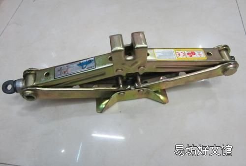 汽车爆胎时千斤顶应该顶那个地方？汽车千斤顶的使用方法