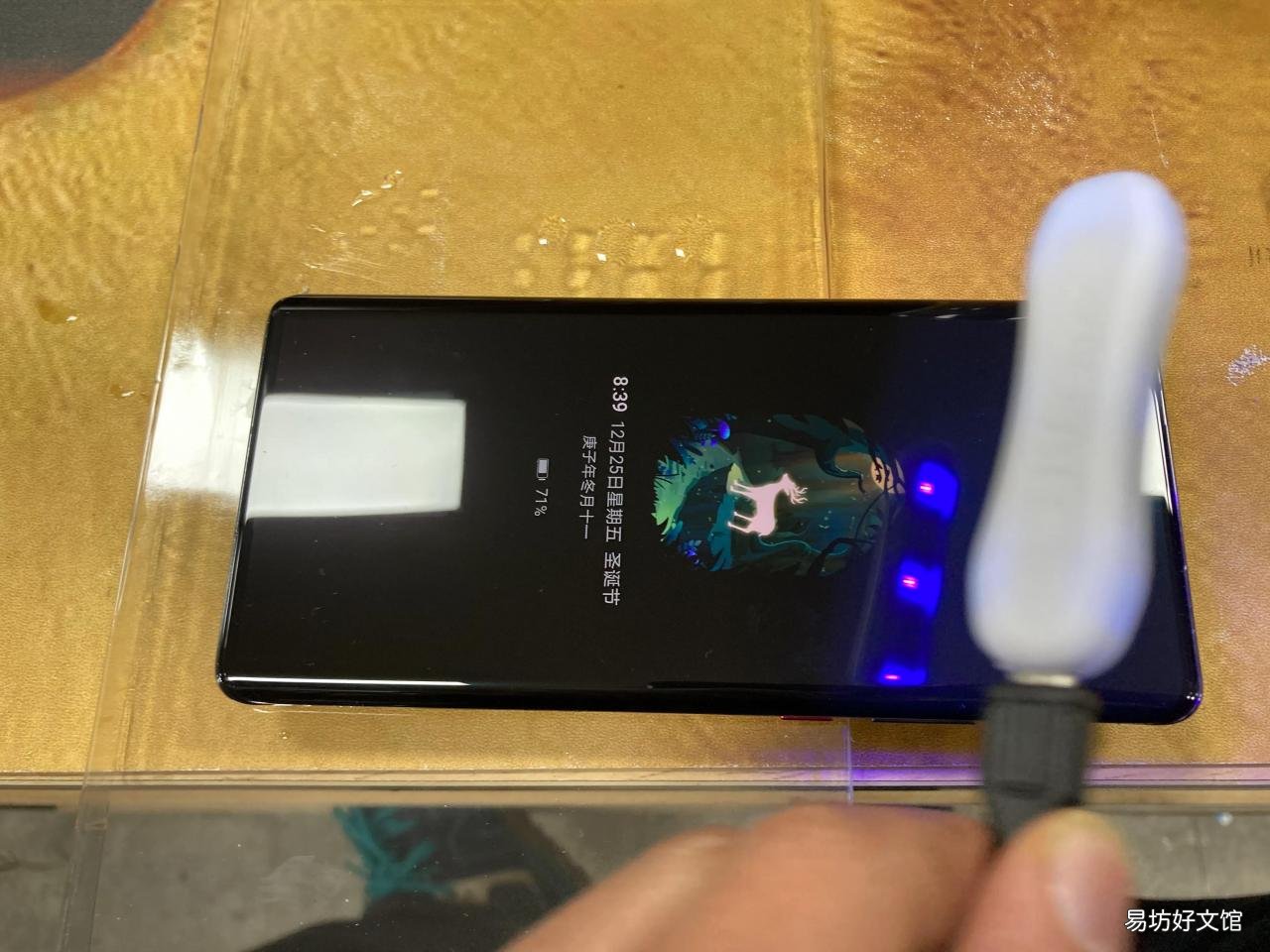 图解曲面屏贴膜全部过程 手机曲面屏钢化膜怎么贴