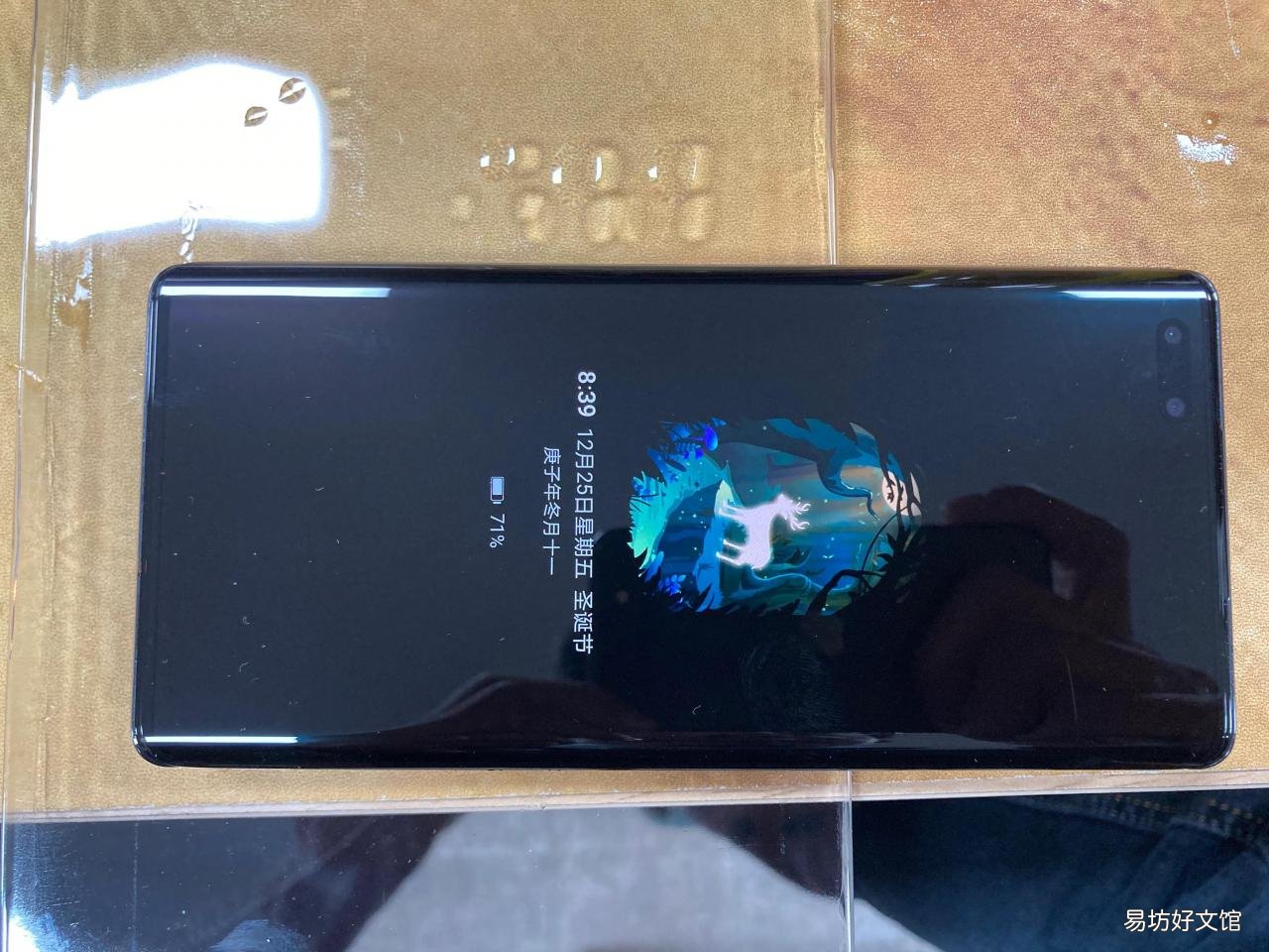 图解曲面屏贴膜全部过程 手机曲面屏钢化膜怎么贴