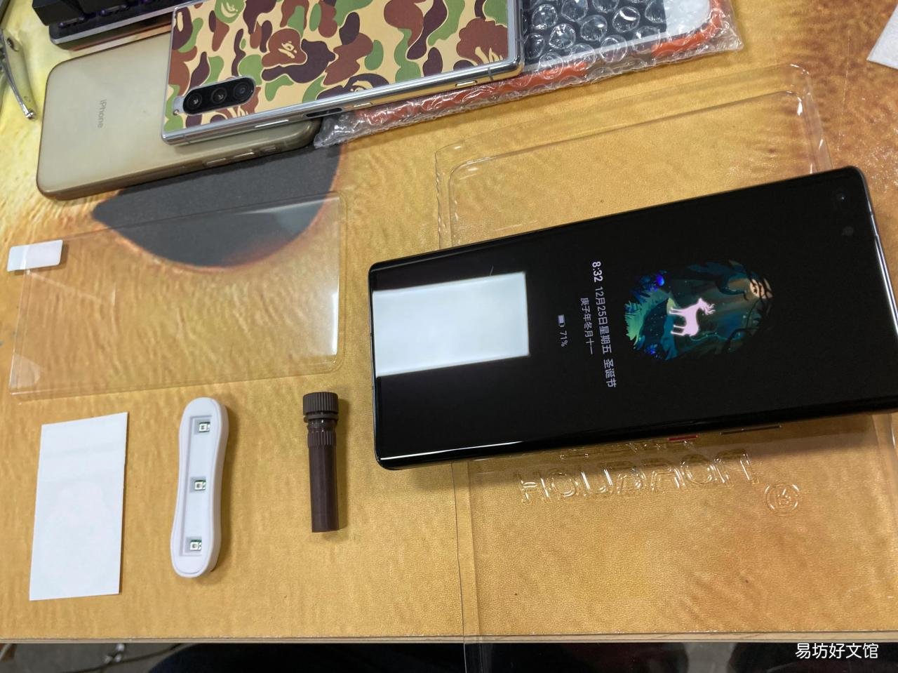 图解曲面屏贴膜全部过程 手机曲面屏钢化膜怎么贴