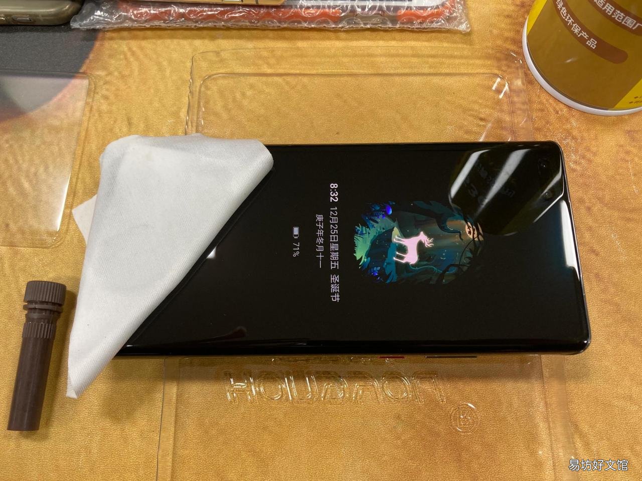 图解曲面屏贴膜全部过程 手机曲面屏钢化膜怎么贴