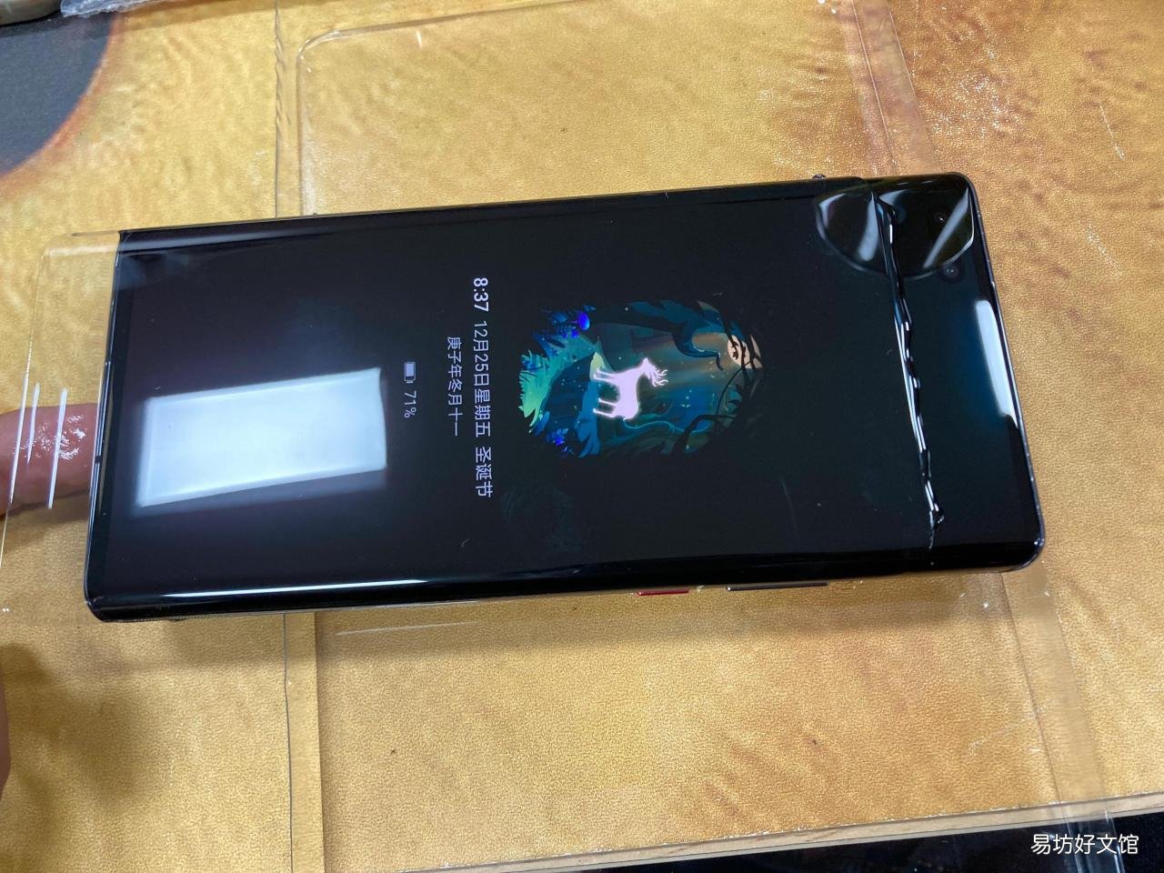 图解曲面屏贴膜全部过程 手机曲面屏钢化膜怎么贴