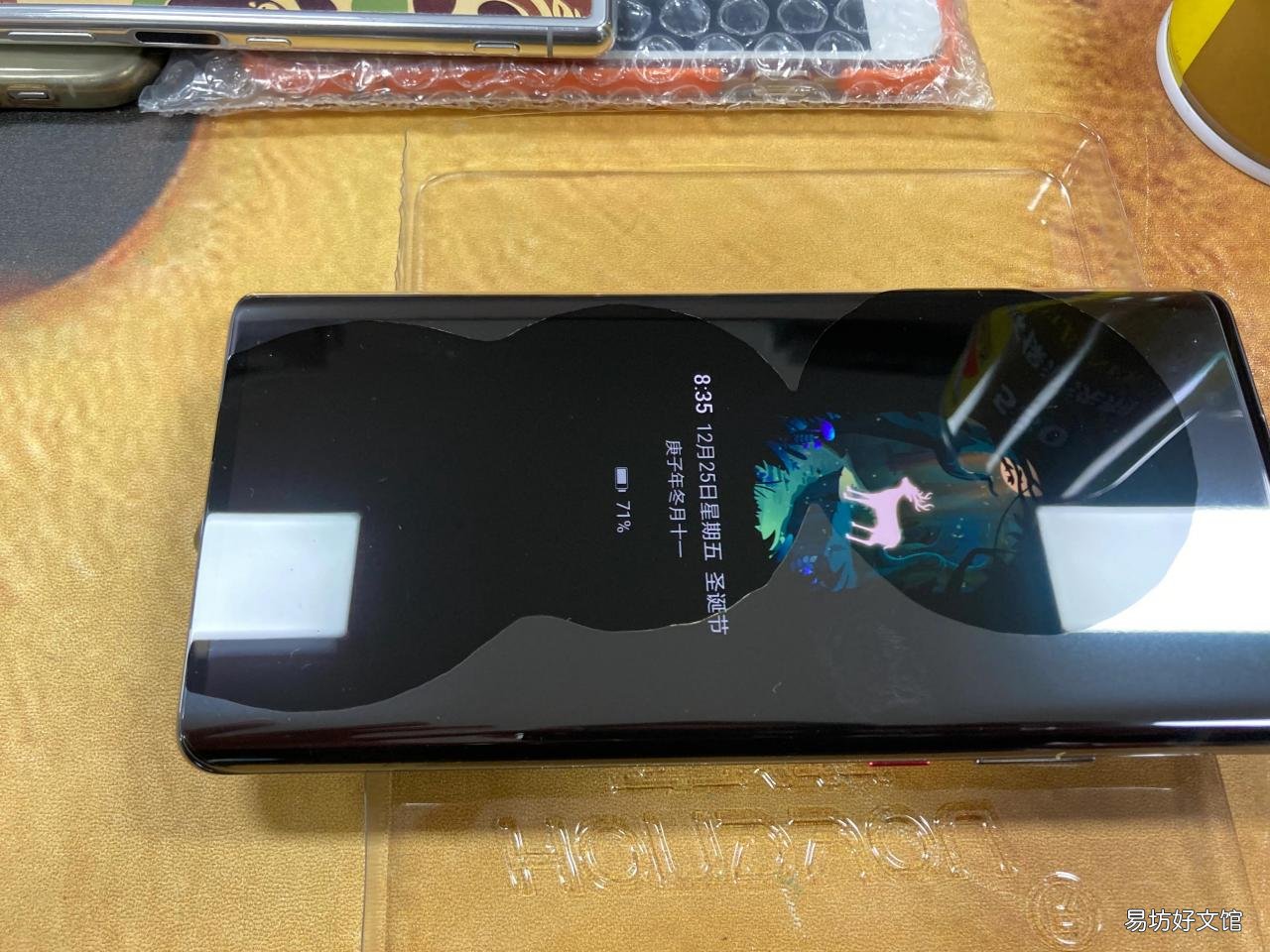 图解曲面屏贴膜全部过程 手机曲面屏钢化膜怎么贴