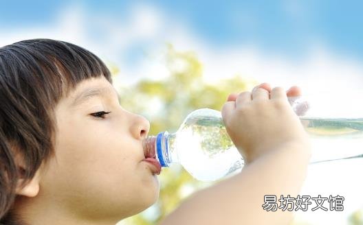 多喝热水的保健功效 保胃秘诀晨起最好喝温开水