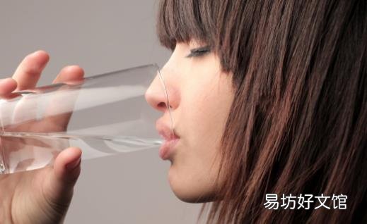 多喝热水的保健功效 保胃秘诀晨起最好喝温开水