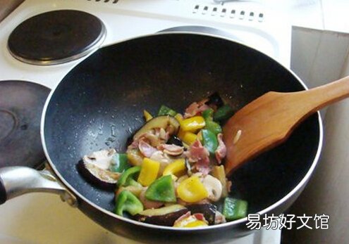 怎么炒菜不溅油?烧油前先把锅擦干净