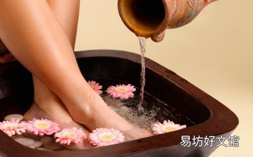 热水泡脚的好处多多 但泡脚并不适合于所有的人