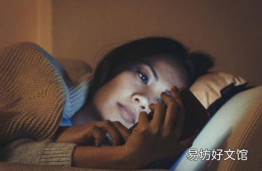 玩手机危害多多 上厕所玩手机你不知道痛有多深