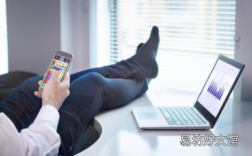 玩手机危害多多 上厕所玩手机你不知道痛有多深