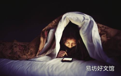 玩手机危害多多 上厕所玩手机你不知道痛有多深