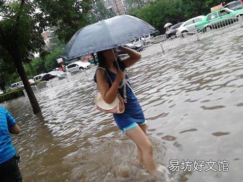 淋雨后怎么办?被雨淋后快洗澡,衣服消毒分开洗