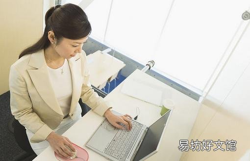 错误坐姿或致女性乳房下垂