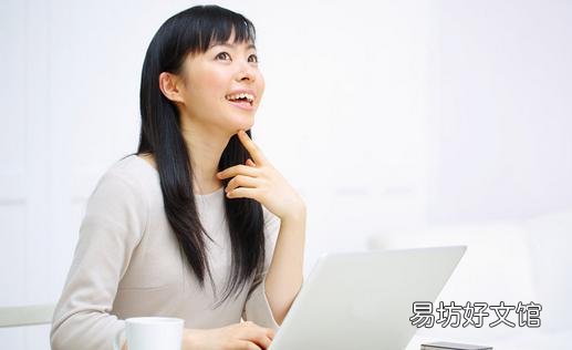 女性于电脑前不利乳房坚挺