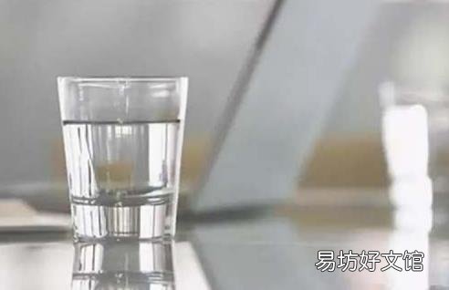 晨起空腹喝水到底好还是不好 空腹喝水的好处揭秘