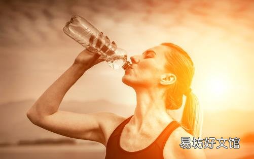 晨起空腹喝水到底好还是不好 空腹喝水的好处揭秘