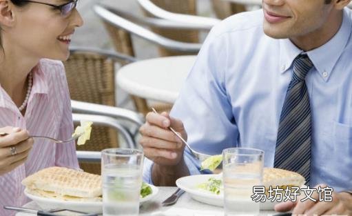 吃饭时到底能不能喝水 饭前饭后都不宜喝水