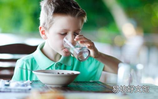 吃饭时到底能不能喝水 饭前饭后都不宜喝水
