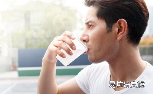 吃饭时到底能不能喝水 饭前饭后都不宜喝水